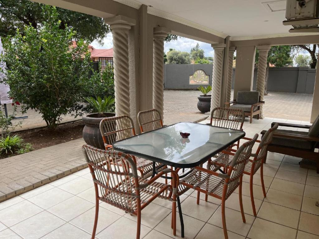 Toro Guest House Rustenburg Exterior foto