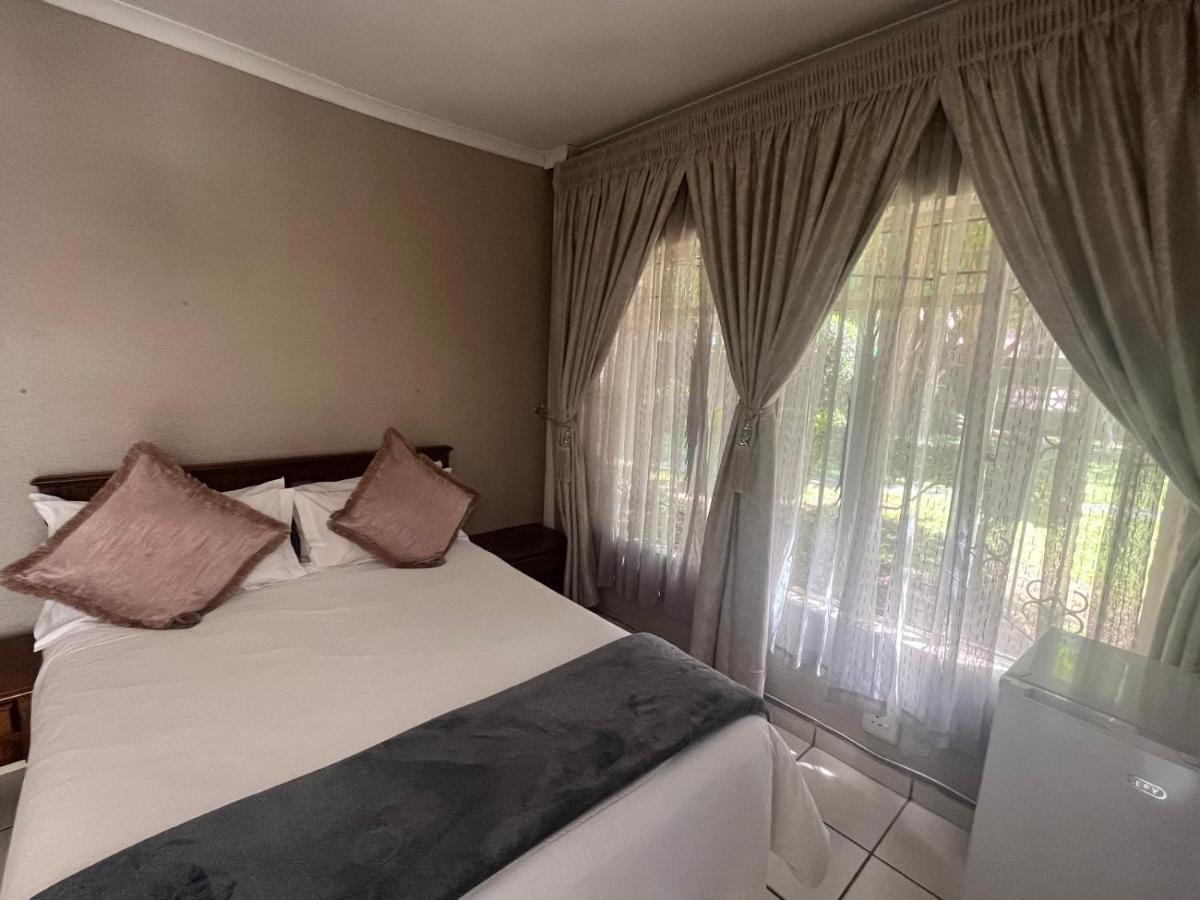 Toro Guest House Rustenburg Exterior foto