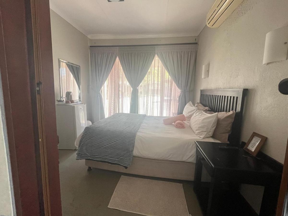 Toro Guest House Rustenburg Exterior foto