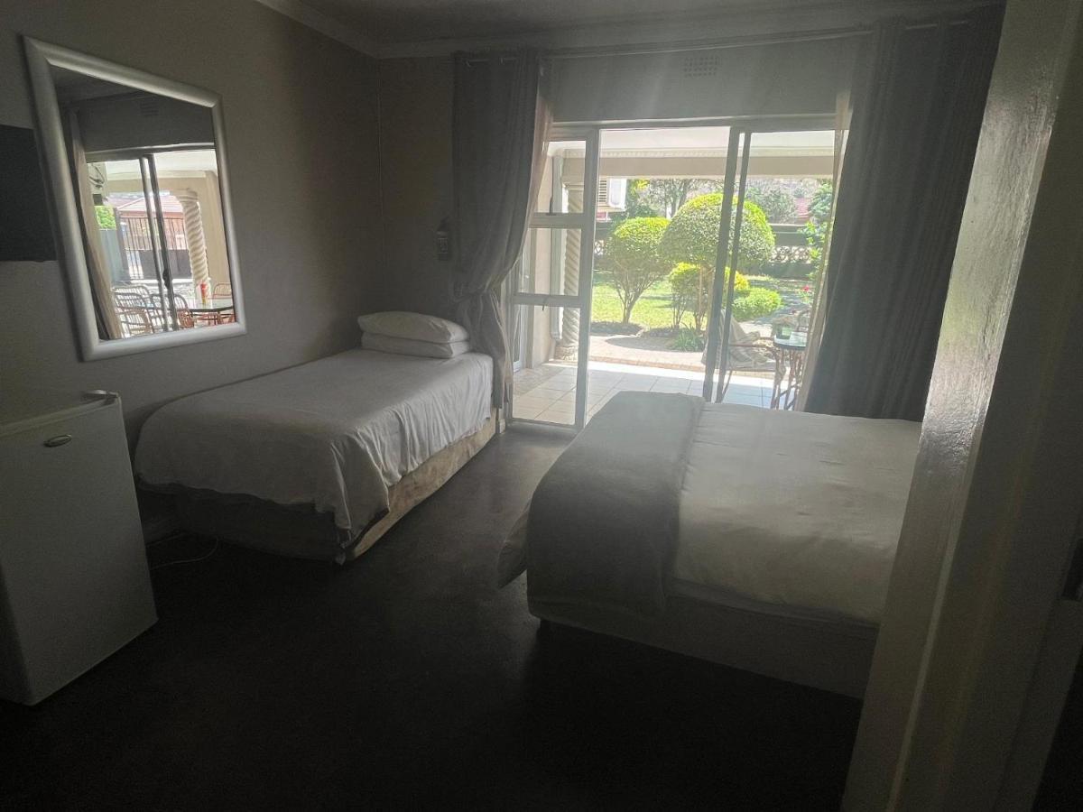 Toro Guest House Rustenburg Exterior foto