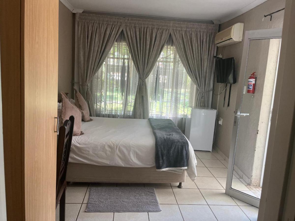 Toro Guest House Rustenburg Exterior foto